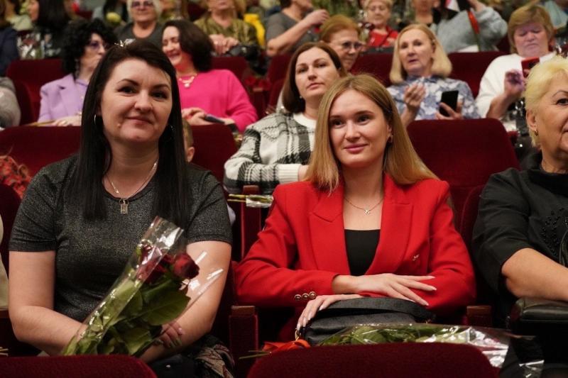 Губернатор Самарской области Дмитрий Азаров поздравил жительниц Тольятти с наступающим Международным женским днем