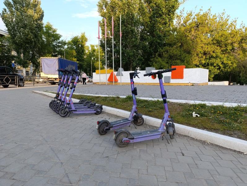 В Самаре у "Апельсина" самокат врезался в "Гранту" и загорелся