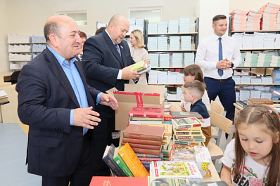 В Самаре дети получили более 200 книг от депутатов 