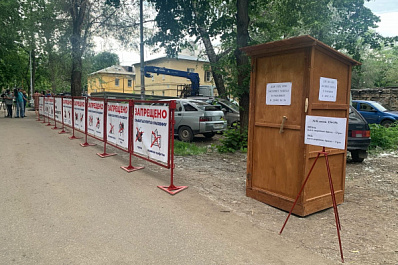 В Самаре около многоэтажных домов с засорами канализации установили деревянные туалеты в июне 2022 года