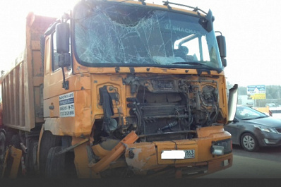 В Самарской области лоб в лоб столкнулись фура и самосвал