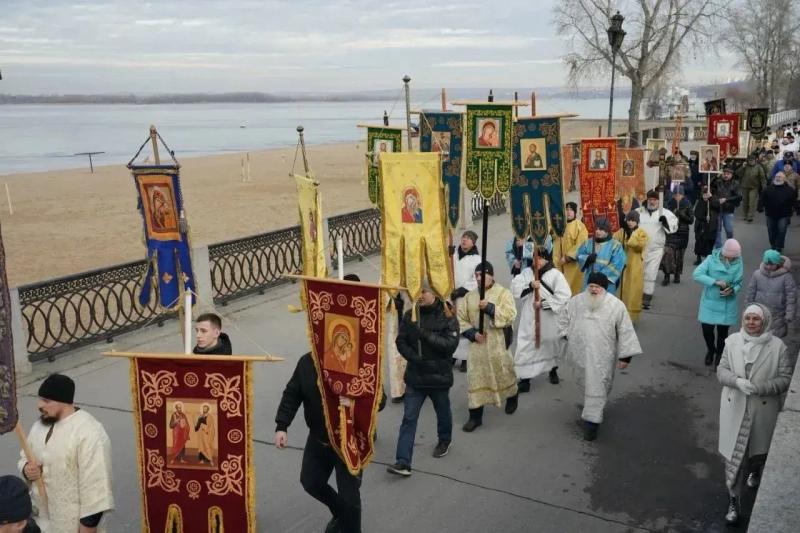 Губернатор Вячеслав Федорищев принял участие в крестном ходе в Самаре