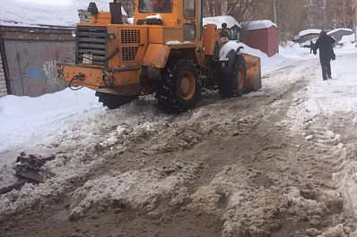 В центре Самары в яме тонут мусоровозы