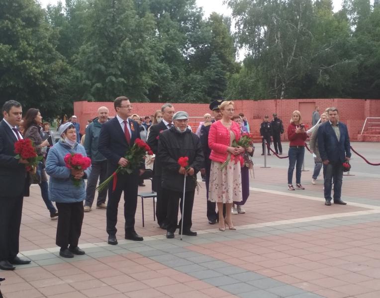 Губернатор Дмитрий Азаров возложил цветы к мемориальной стене в парке Победы