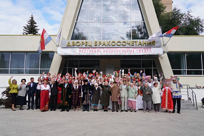 Калейдоскоп народных костюмов, танцев и песен: в Самаре прошел фестиваль национальных свадеб