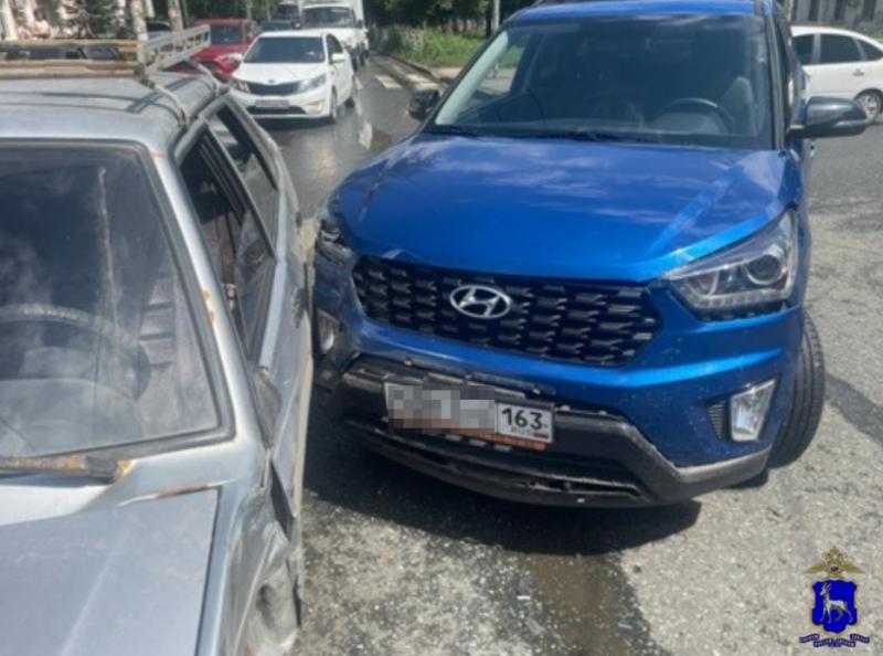 В Самарской области на трассе мотоциклист врезался в "десятку"