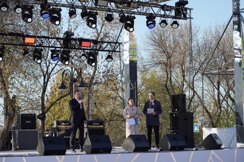 Дмитрий Азаров вместе с земляками поддержал российских военнослужащих в патриотическом телемарафоне "Zа мир - без нацизма!"