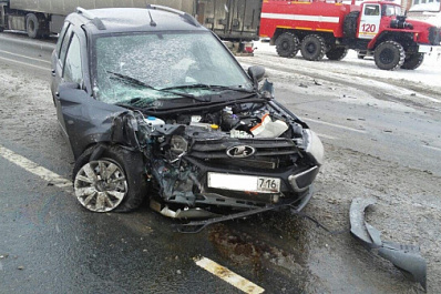 Легковушка лоб в лоб столкнулась с фурой в Самарской области