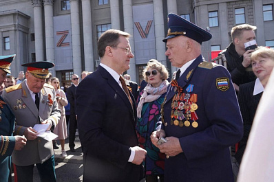Дмитрий Азаров поздравил ветеранов и тружеников тыла с Днем Победы перед началом военного парада в Самаре