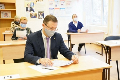 Дмитрий Азаров провёл круглый стол с родителями будущих выпускников и вместе с ними сдал пробный ЕГЭ