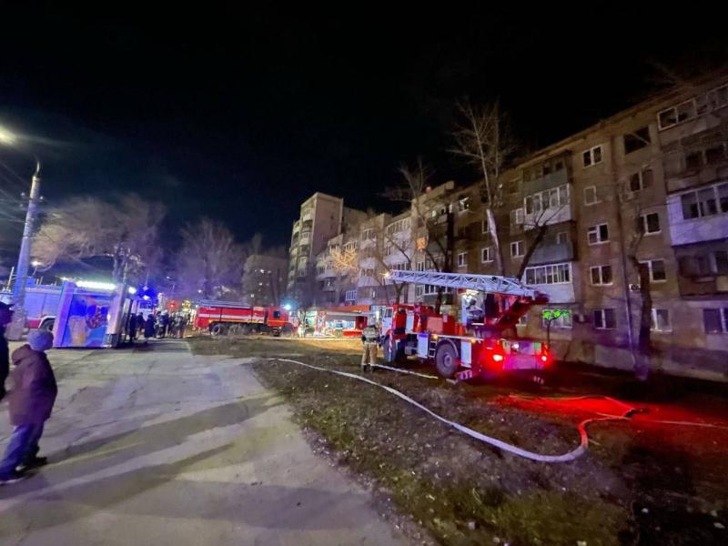 В Самаре горит квартира в пятиэтажке на Аэродромной
