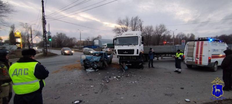 В Тольятти в ДТП с грузовиком пострадали два человека