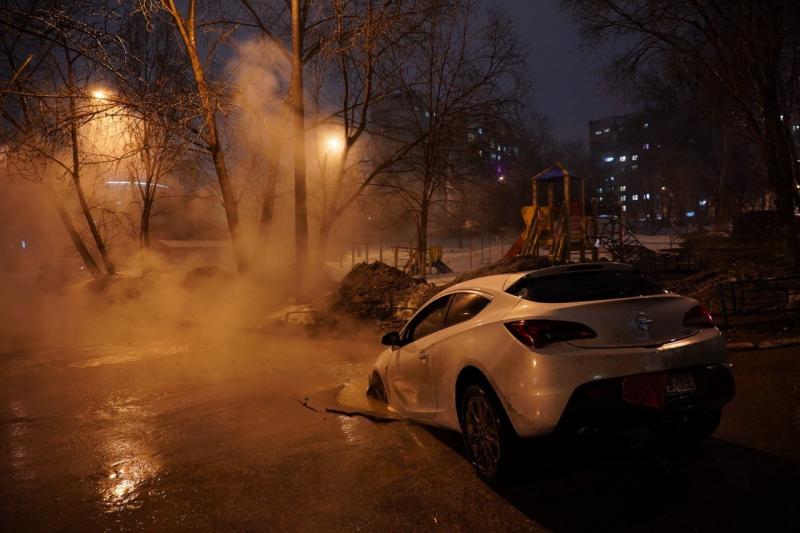 В Самаре на Владимирской Opel провалился под асфальт