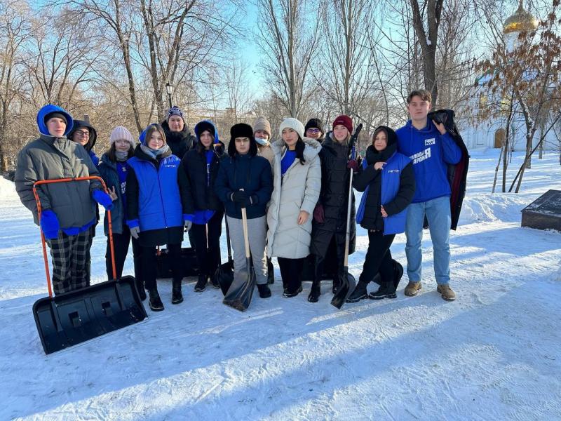 В Самаре волонтёры очистили от снега территорию памятника "Жителям блокадного Ленинграда"