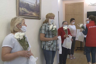 Волонтёры поздравили соцработников с профессиональным праздником