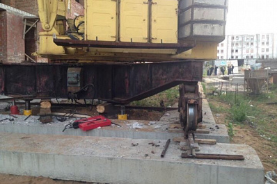 В Тольятти сотрудники МЧС спасли 9-этажный дом от падающего башенного крана 