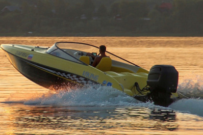 Видели, как мчится на большой скорости: стали известны новые подробности о крушении катера диджеев на Волге