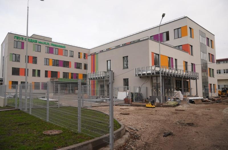 В Самаре депутаты СГД, министр здравоохранения и глава города проверили ход строительства детской поликлиники в Октябрьском районе