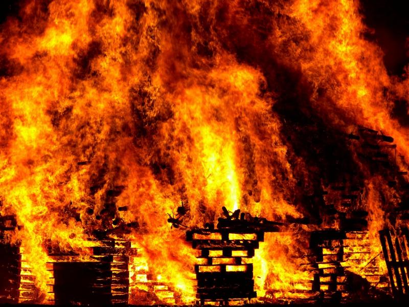 Мощный взрыв и пожар: в Кинеле горит ангар на площади 200 кв. м