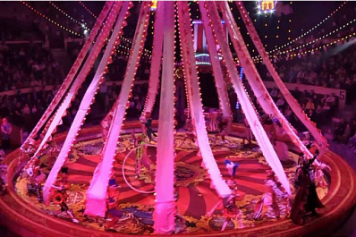 В Самаре артисты показали красочное шоу в Международный день цирка