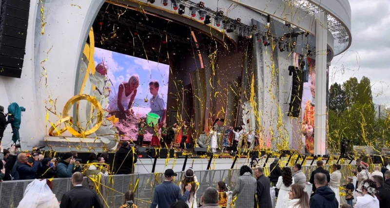 12 мая на выставке "Россия" прошла самая массовая церемония бракосочетания