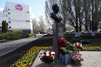 В День Весны и Труда Дмитрий Азаров открыл памятник почетному гражданину Самарской области Елене Шпаковой