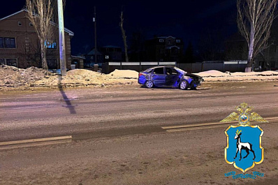 В Самаре на Московском шоссе LADA Granta врезалась в столб