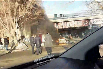 В Самаре загорелась машина на парковке у "Трех оленей"