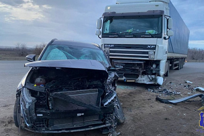В Самарской области 8 апреля грузовик протаранил легковушку с тремя женщинами