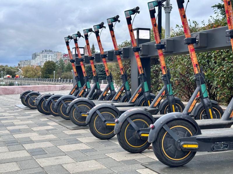 В Самаре начали появляться официальные парковки для самокатов