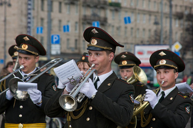 В Тольятти оркестр Росгвардии исполнил для детей "Песенку крокодила Гены"