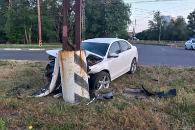 В Тольятти пьяная девушка за рулем иномарки въехала в столб