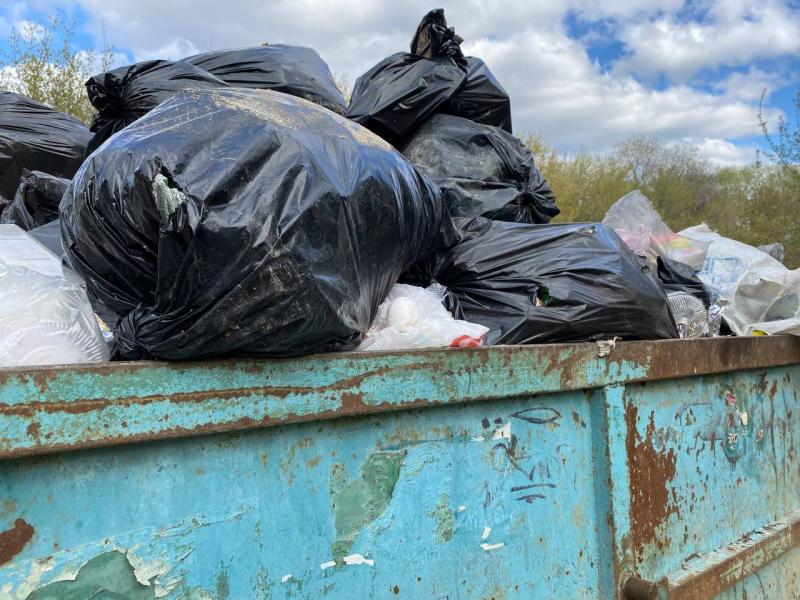 Одежде тут не место: россиянам могут запретить выбрасывать вещи в мусорные контейнеры