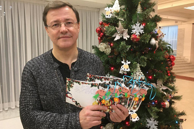 Гитара, кукла и коньки: Дмитрий Азаров поучаствовал в "Елке желаний"