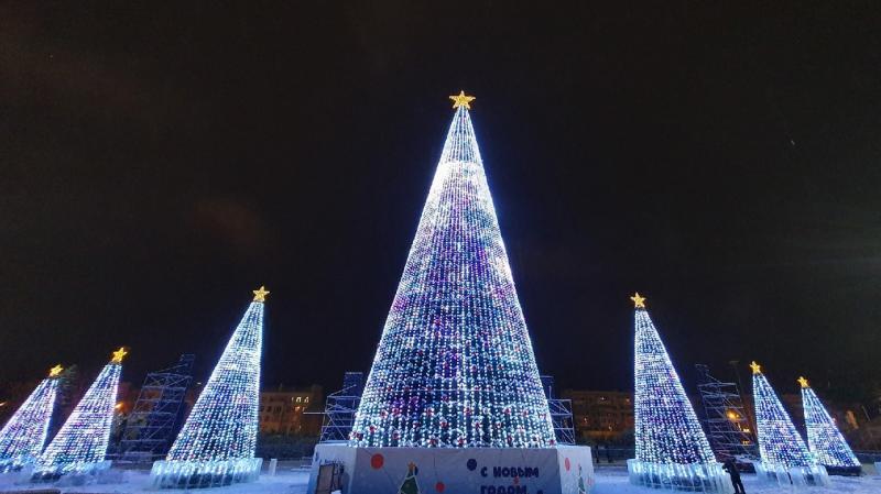 На площади Куйбышева установили семь новогодних ёлок с медиагирляндами