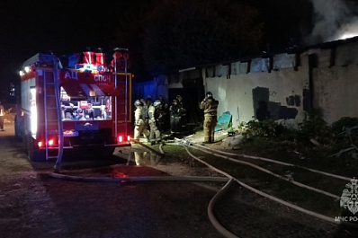 В Самаре ночью 21 сентября полыхало 400 "квадратов" мебельного цеха