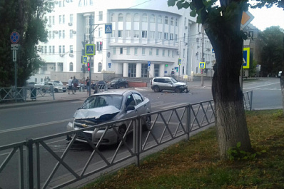 В центре Самары после ДТП перевернулась машина