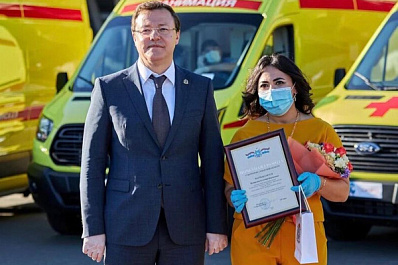 Дмитрий Азаров вручил медикам памятные знаки "За служение людям"