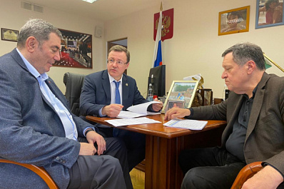 Работает без выходных: Дмитрий Азаров обсудил с Андреем Макаровым и Леонидом Симановским привлечение допсредств для Самарской области