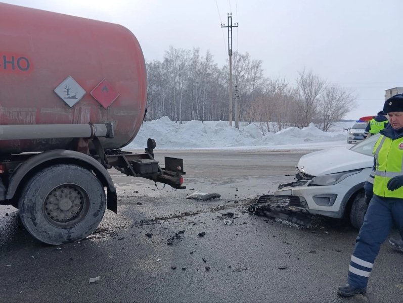 В Самарской области 27 февраля столкнулись иномарка и грузовик с прицепом
