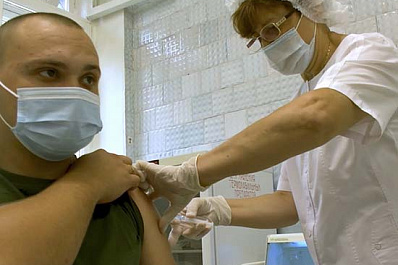 Военных ЦВО начали ревакцинировать от коронавируса