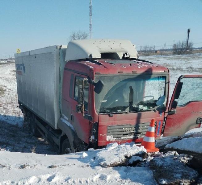 В Самарской области на трассе фура скатилась в кювет
