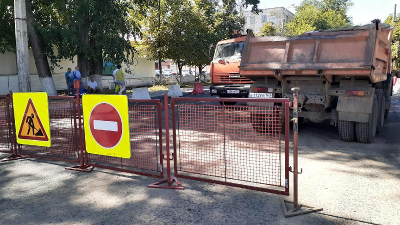 Фото с места событий: на Мичурина устраняют аварию на водоводе