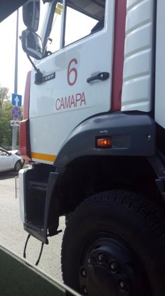Фото: иномарка врезалась в столб рядом с Загородным парком в Самаре