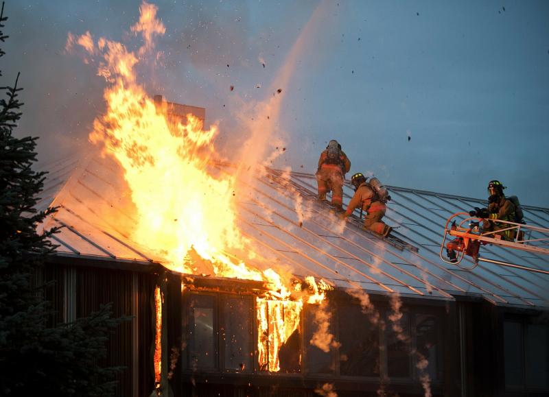 Отважный сосед спас девочку из горящего дома под Новосибирском