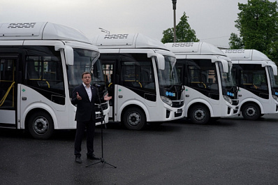 В Сызрани Дмитрий Азаров передал водителям транспортных предприятий ключи от новых автобусов