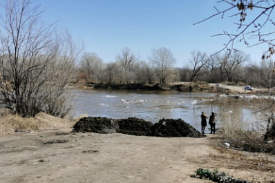 В Кинельском районе подтопило мост через реку Самару