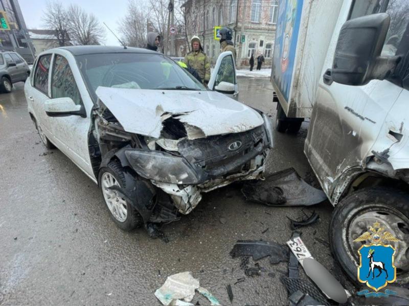 В Тольятти женщина на LADA X-Ray въехала в автобус