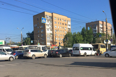 В Самаре на Авроры утром встало движение транспорта