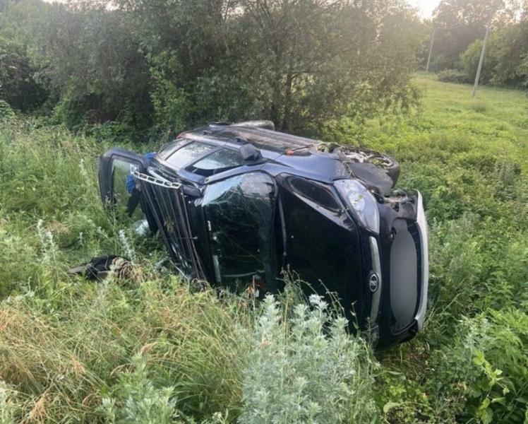 В Самаре "Гранта" врезалась в пешеходные ограждения после столкновения с "Сузуки"
